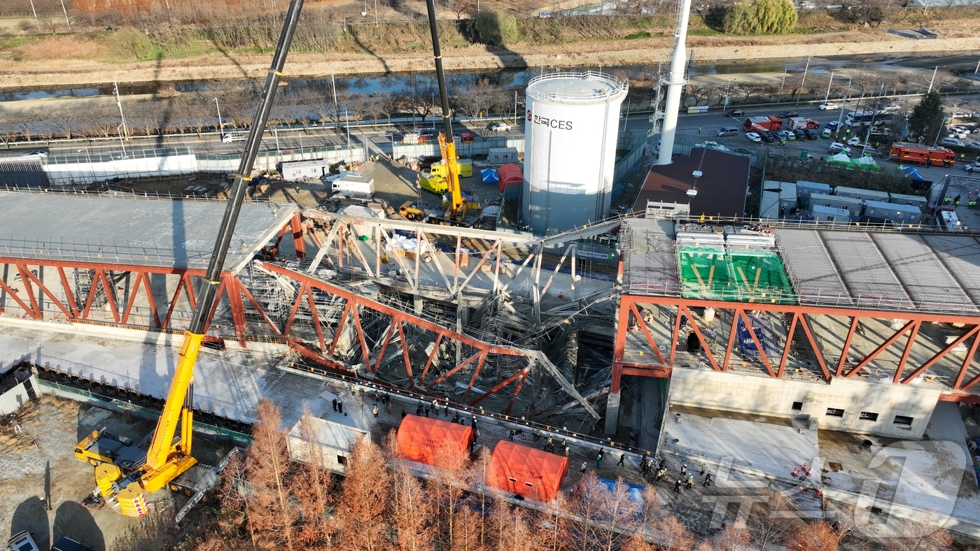 (광주=뉴스1) 박지현 기자 = 12일 오전 광주 서구 치평동(상무지구)의 광주대표도서관 공사 현장에서 레미콘 타설 중 붕괴 사고로 매몰된 작업자 2명에 대해 이틀째 수색작업을 진 …