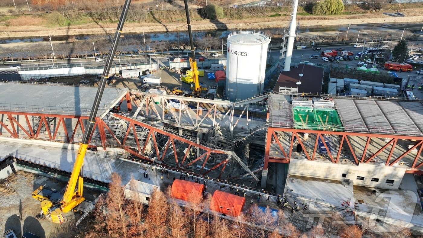 본문 이미지 - 12일 오전 광주 서구 치평동&#40;상무지구&#41;의 광주대표도서관 공사 현장에서 레미콘 타설 중 붕괴 사고로 매몰된 작업자 2명에 대해 이틀째 수색작업을 진행하고 있다.&#40;광주소방 제공. 재판매 및 DB 금지&#41; 2025.12.12/뉴스1 ⓒ News1 박지현 기자