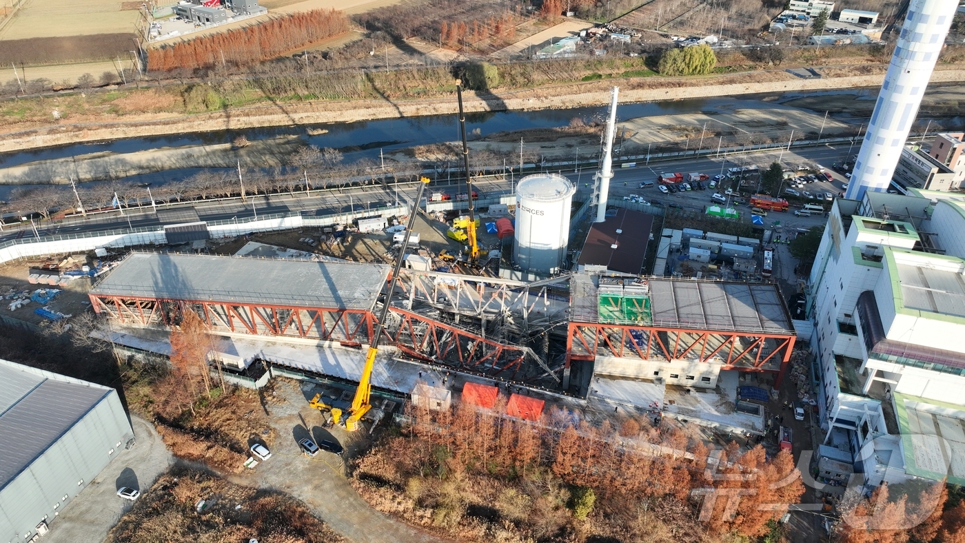 (광주=뉴스1) 박지현 기자 = 12일 오전 광주 서구 치평동(상무지구)의 광주대표도서관 공사 현장에서 레미콘 타설 중 붕괴 사고로 매몰된 작업자 2명에 대해 이틀째 수색작업을 진 …