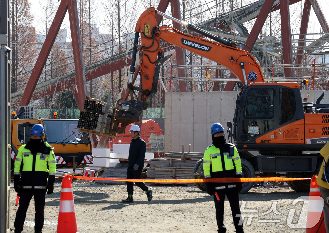 (광주=뉴스1) 박지현 기자 = 12일 오전 광주 서구 치평동(상무지구)의 광주대표도서관 공사 현장에서 레미콘 타설 중 붕괴 사고로 구조물 안정화와 보강작업이 진행되고 있다. 20 …