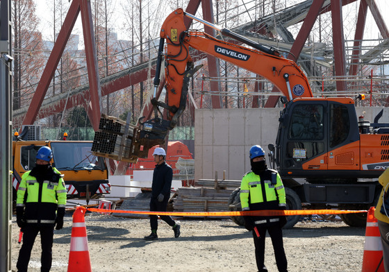 보강작업 하는 붕괴현장 내부