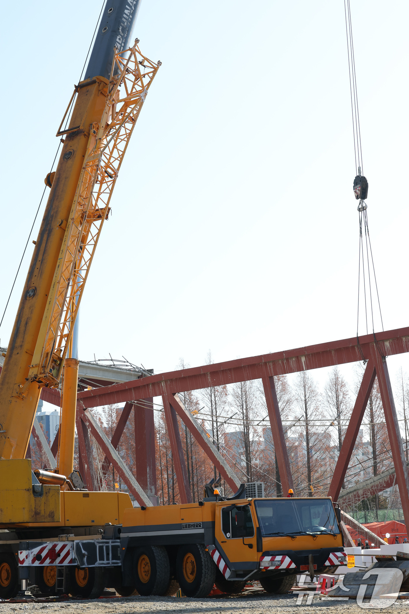 (광주=뉴스1) 박지현 기자 = 12일 오후 광주 서구 치평동(상무지구)의 광주대표도서관 공사 현장에서 레미콘 타설 중 붕괴 사고로 구조물 안정화와 보강작업이 진행되고 있다. 20 …