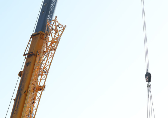 철골구조물 지지하는 크레인