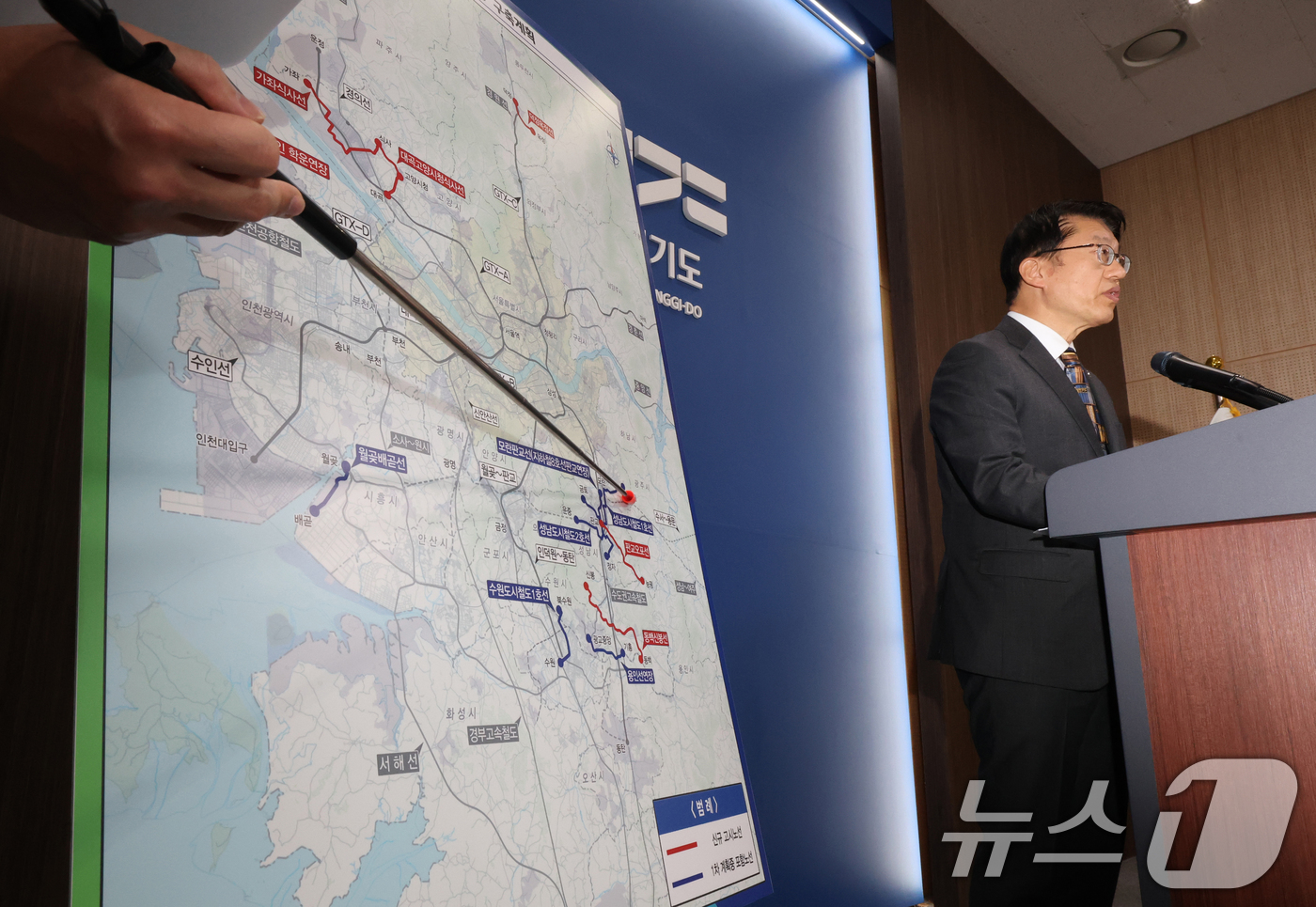 (수원=뉴스1) 김영운 기자 = 김대순 경기도 행정2부지사가 12일 경기 수원시 영통구 경기도청 브리팅룸에서 제2차 도시철도망 구축계획 관련 브리핑을 하고 있다. 2025.12.1 …