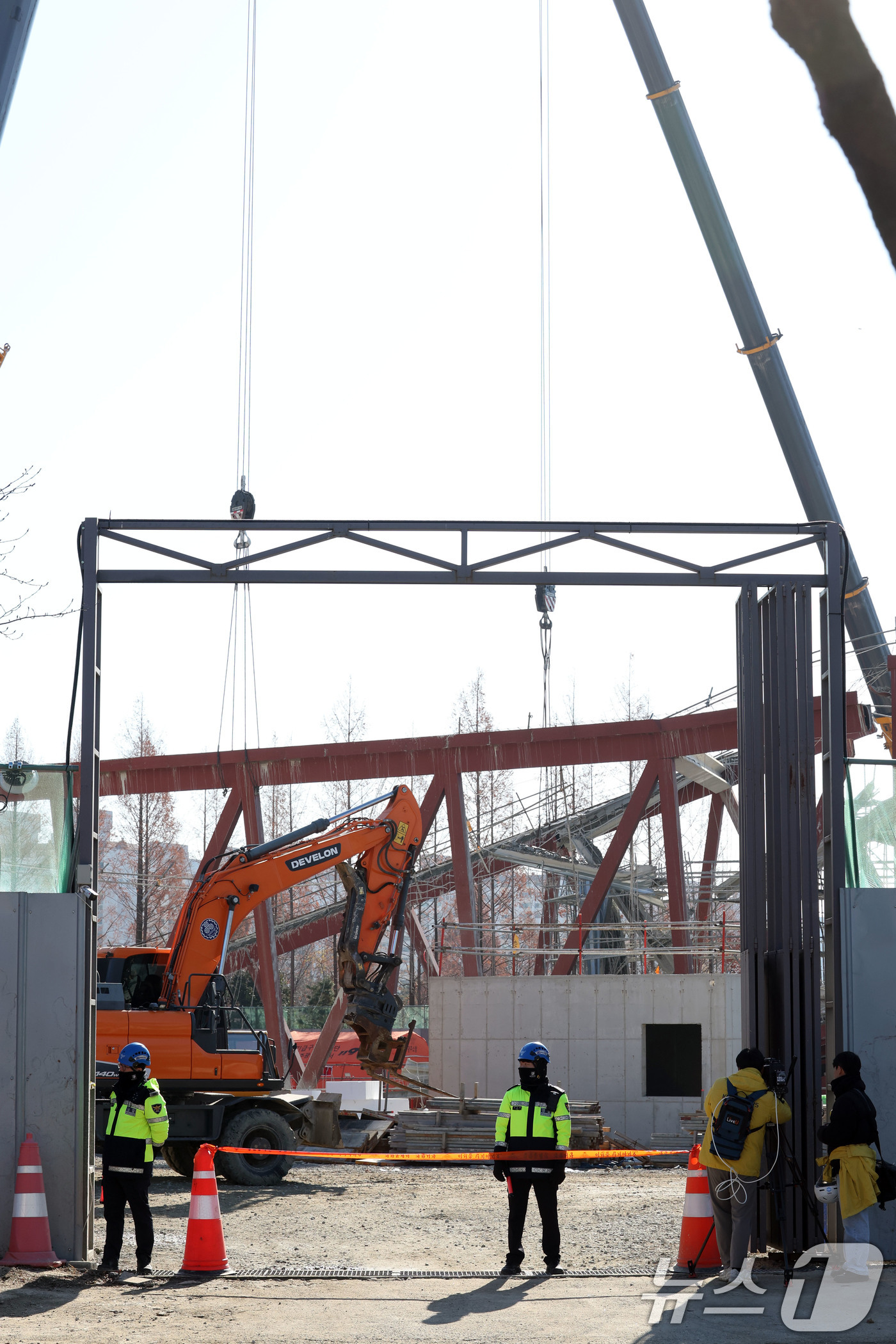 (광주=뉴스1) 박지현 기자 = 12일 오후 광주 서구 치평동(상무지구)의 광주대표도서관 공사 현장에서 레미콘 타설 중 붕괴 사고로 구조물 안정화와 보강작업이 진행되고 있다. 20 …