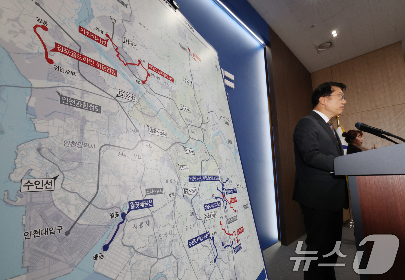 (수원=뉴스1) 김영운 기자 = 김대순 경기도 행정2부지사가 12일 경기 수원시 영통구 경기도청 브리팅룸에서 제2차 도시철도망 구축계획 관련 브리핑을 하고 있다. 2025.12.1 …