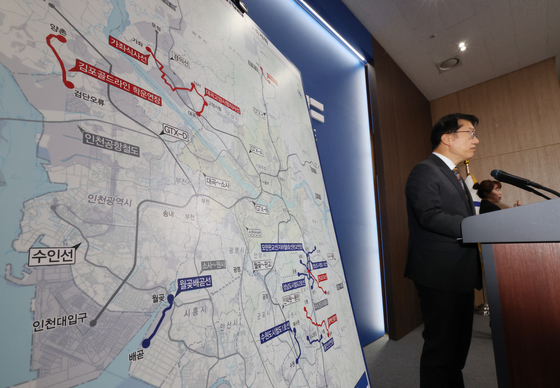 제2차 도시철도망 구축계획 관련 브리핑 하는 김대순 행정2부지사