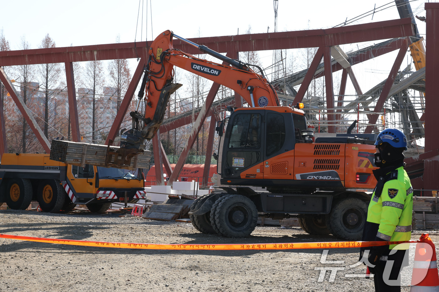 (광주=뉴스1) 박지현 기자 = 12일 오후 광주 서구 치평동(상무지구)의 광주대표도서관 공사 현장에서 레미콘 타설 중 붕괴 사고로 구조물 안정화와 보강작업이 진행되고 있다. 20 …