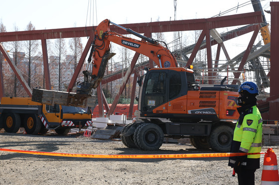 잔재물 실어나르는 포크레인