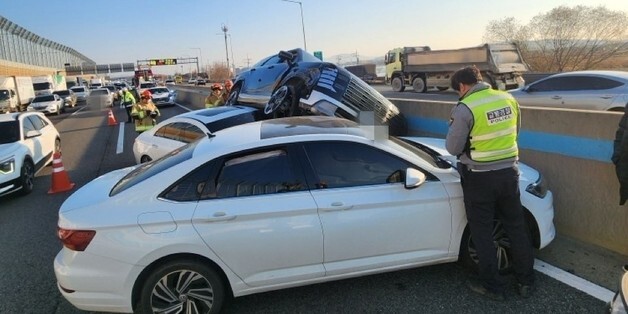 수도권제1순환고속도로서 3중 추돌…SUV, 앞차 올라타