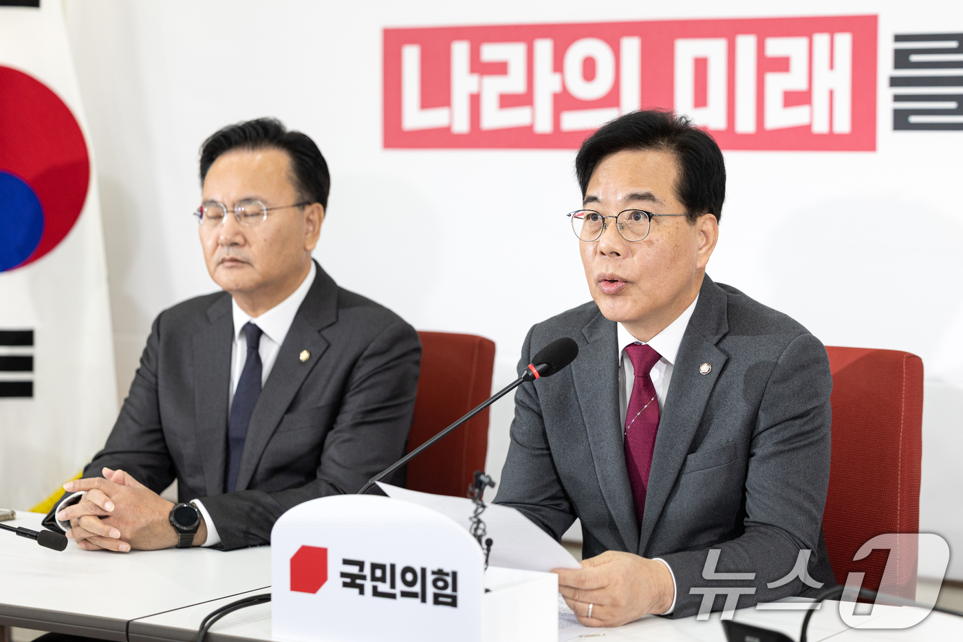 (서울=뉴스1) 이승배 기자 = 송언석 국민의힘 원내대표가 12일 서울 여의도 국회에서 열린 기자간담회에서 발언하고 있다. 2025.12.12/뉴스1