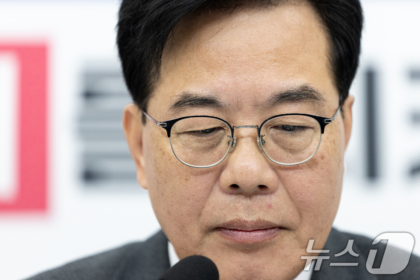 (서울=뉴스1) 이승배 기자 = 송언석 국민의힘 원내대표가 12일 서울 여의도 국회에서 열린 기자간담회에 참석해 있다. 2025.12.12/뉴스1