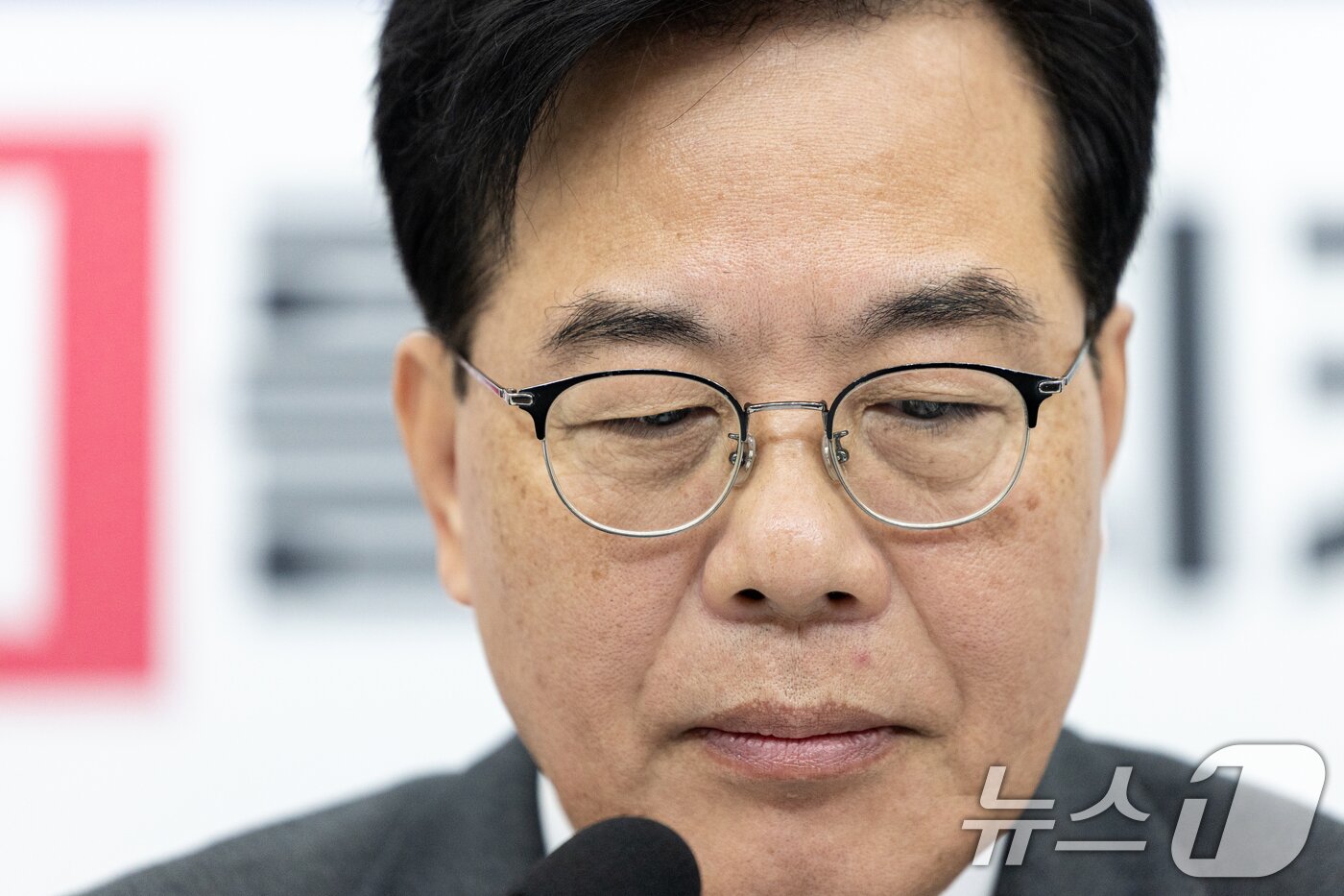 본문 이미지 - 송언석 국민의힘 원내대표가 12일 서울 여의도 국회에서 열린 기자간담회에 참석해 있다. 2025.12.12/뉴스1 ⓒ News1 이승배 기자