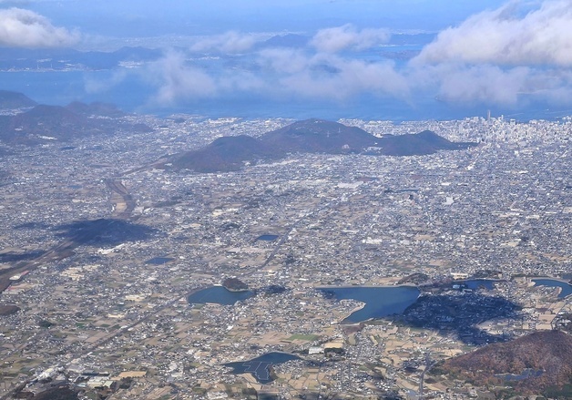 日 저수지 수상태양광, 한국은 대규모 해상…다른 에너지 풍경 [황덕현의 기후 한 편]