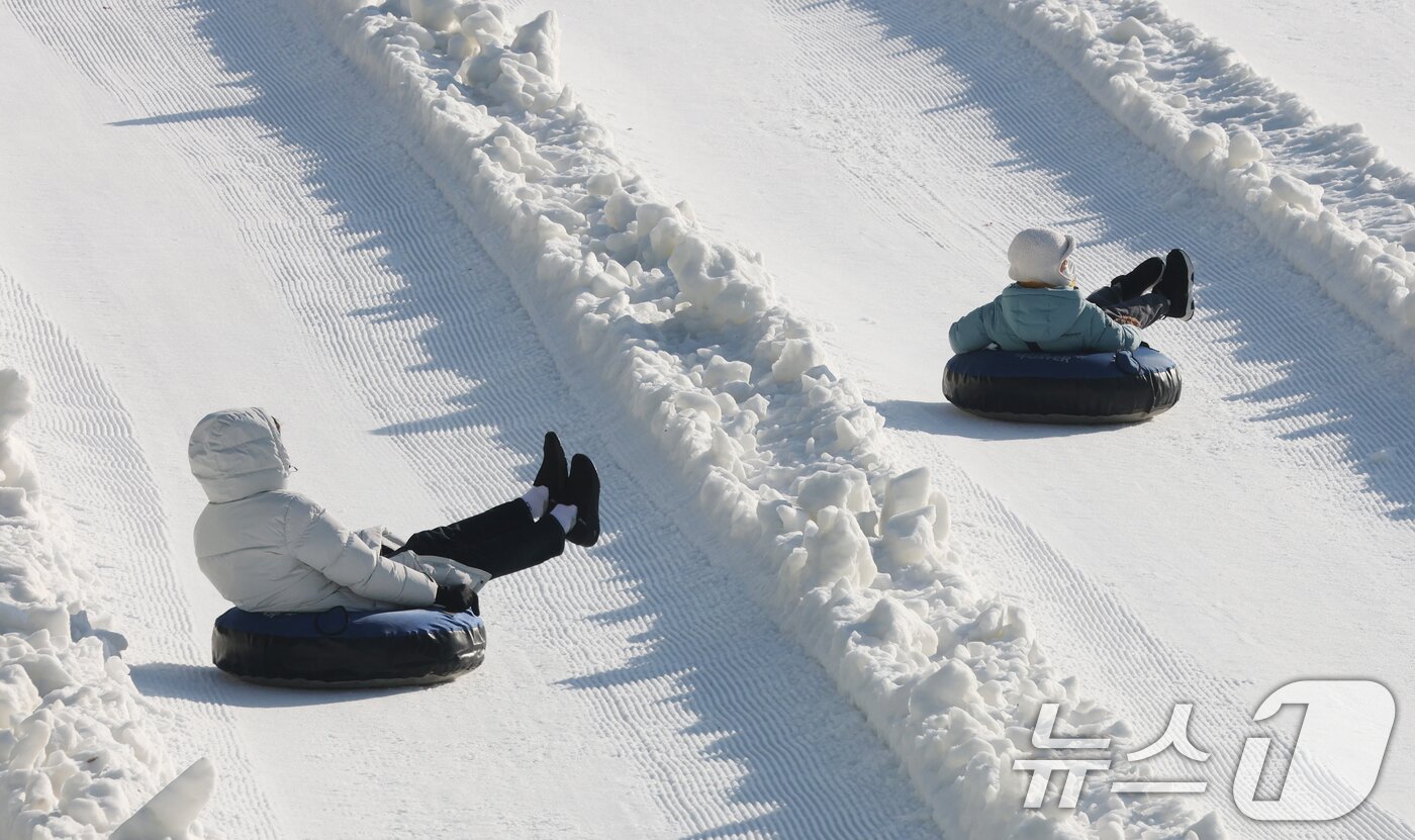 본문 이미지 - 에버랜드 겨울 야외 액티비티 &#39;스노우 버스터&#39;가 개장한 12일 경기 용인시 처인구 에버랜드 눈썰매장 스노우 버스터에서 방문객들이 눈썰매를 타며 즐거운 시간을 보내고 있다. 2025.12.12/뉴스1 ⓒ News1 김영운 기자