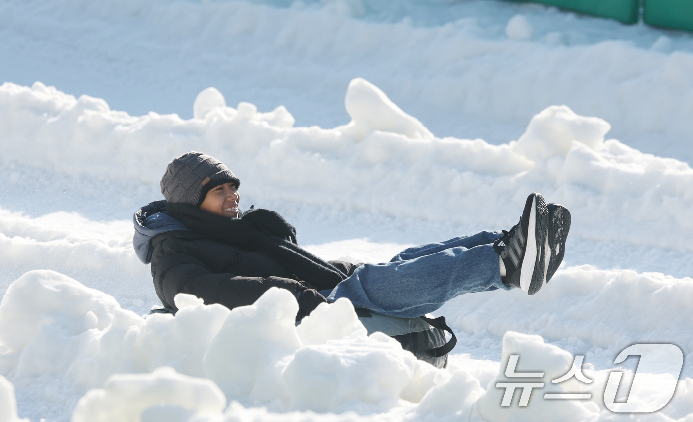 (용인=뉴스1) 김영운 기자 = 에버랜드 겨울 야외 액티비티 '스노우 버스터'가 개장한 12일 경기 용인시 처인구 에버랜드 눈썰매장 스노우 버스터에서 외국인들이 눈썰매를 타며 즐거 …