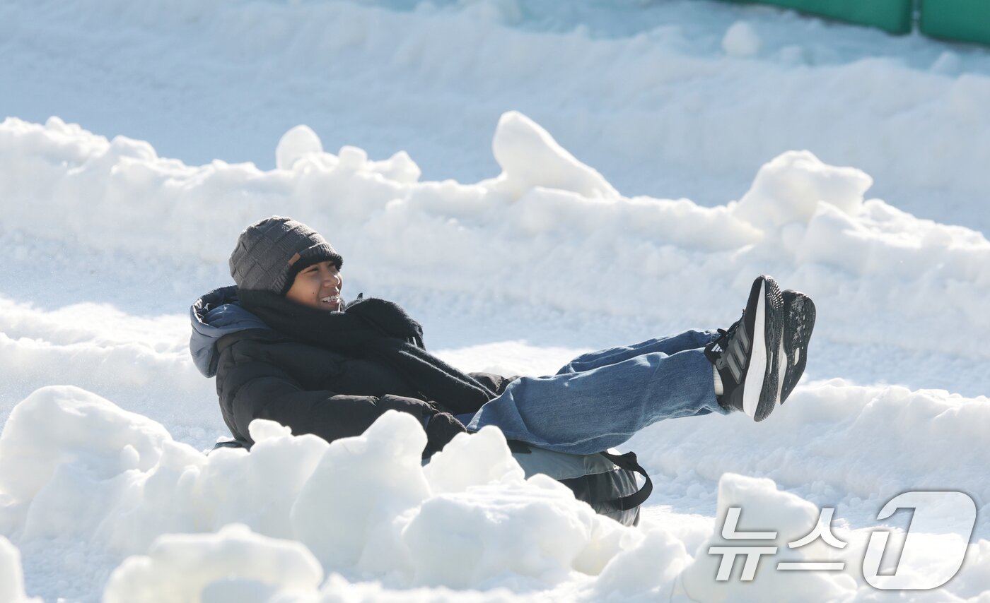 본문 이미지 - 에버랜드 겨울 야외 액티비티 &#39;스노우 버스터&#39;가 개장한 12일 경기 용인시 처인구 에버랜드 눈썰매장 스노우 버스터에서 외국인들이 눈썰매를 타며 즐거운 시간을 보내고 있다. 2025.12.12/뉴스1 ⓒ News1 김영운 기자