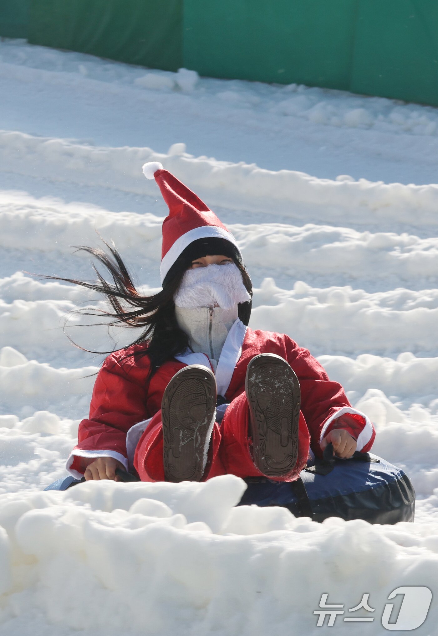 본문 이미지 - 에버랜드 겨울 야외 액티비티 &#39;스노우 버스터&#39;가 개장한 12일 경기 용인시 처인구 에버랜드 눈썰매장 스노우 버스터에서 산타 복장을 한 직원들이 눈썰매를 타고 있다. 2025.12.12/뉴스1 ⓒ News1 김영운 기자