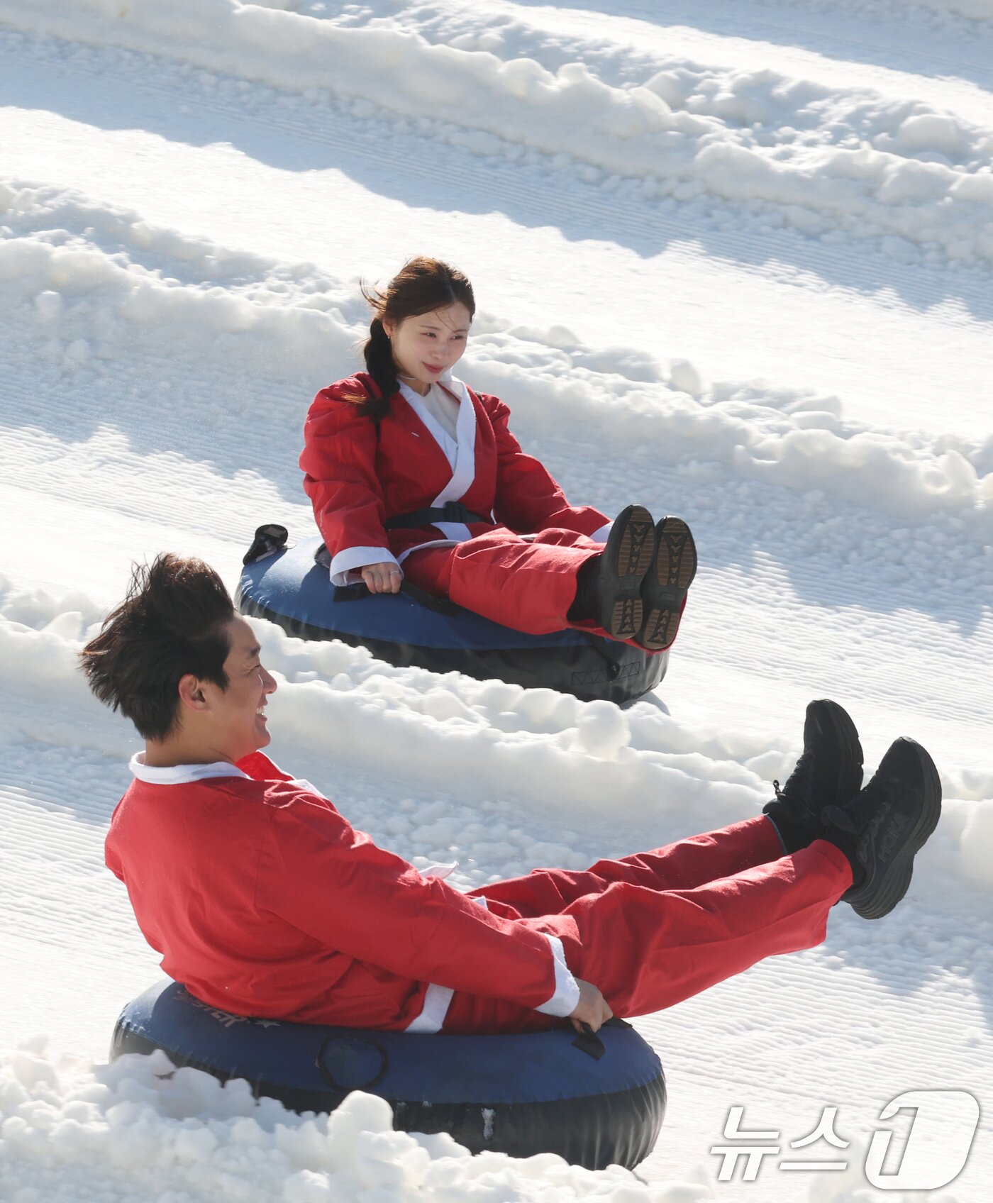 본문 이미지 - 에버랜드 겨울 야외 액티비티 &#39;스노우 버스터&#39;가 개장한 12일 경기 용인시 처인구 에버랜드 눈썰매장 스노우 버스터에서 산타 복장을 한 직원들이 눈썰매를 타고 있다. 2025.12.12/뉴스1 ⓒ News1 김영운 기자