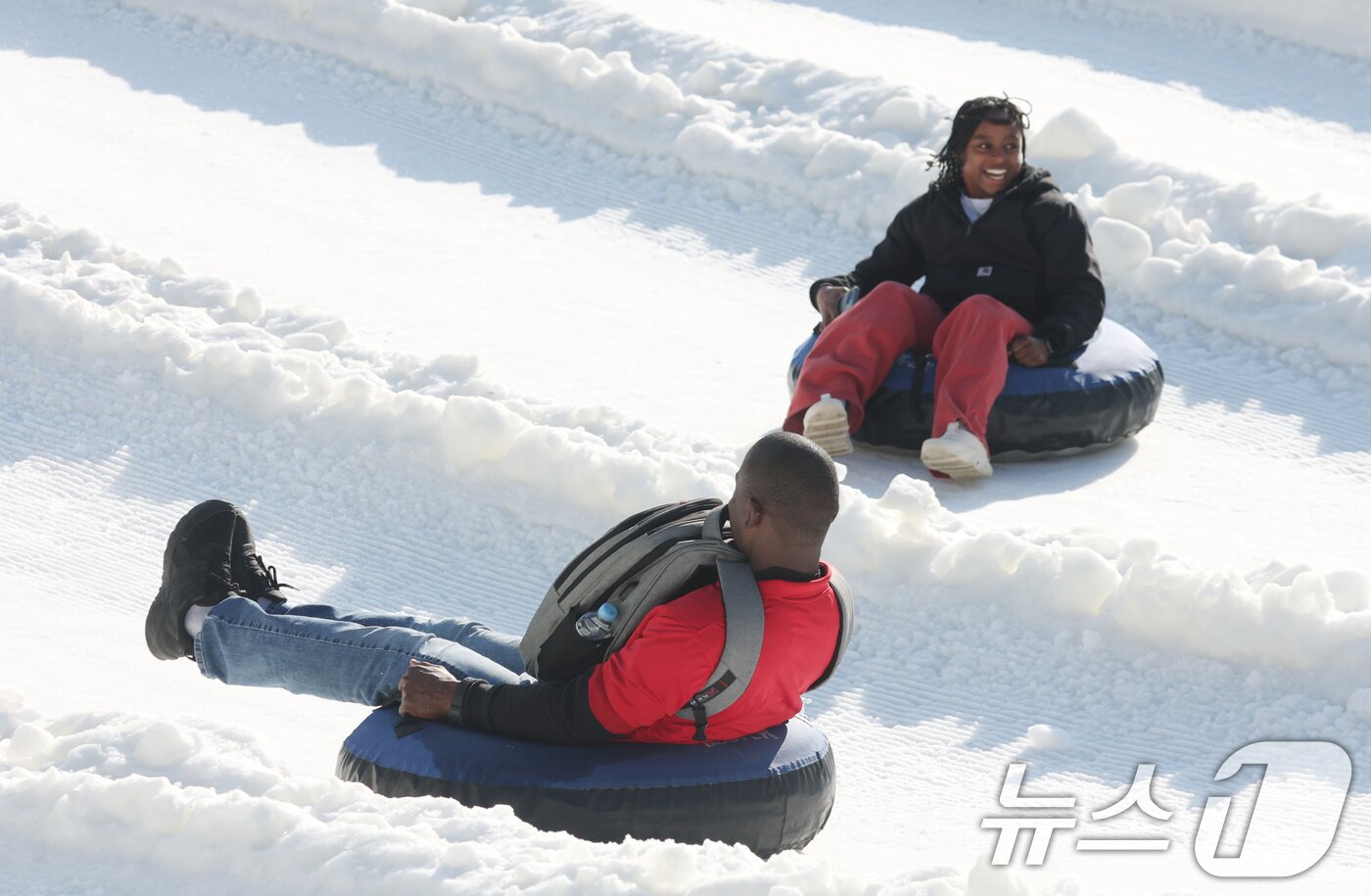 본문 이미지 - 에버랜드 겨울 야외 액티비티 &#39;스노우 버스터&#39;가 개장한 12일 경기 용인시 처인구 에버랜드 눈썰매장 스노우 버스터에서 외국인들이 눈썰매를 타며 즐거운 시간을 보내고 있다. 2025.12.12/뉴스1 ⓒ News1 김영운 기자