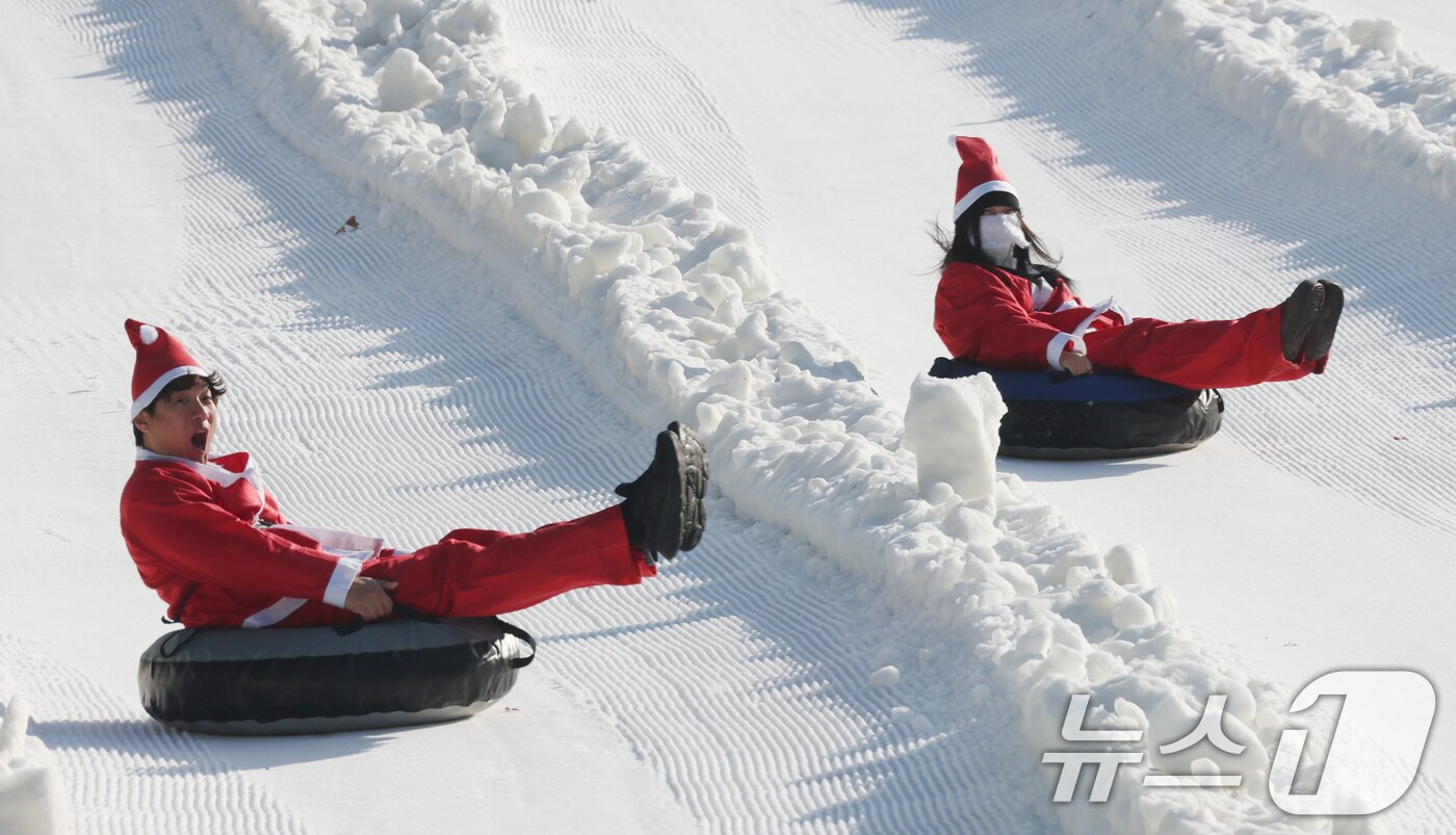 본문 이미지 - 에버랜드 겨울 야외 액티비티 &#39;스노우 버스터&#39;가 개장한 12일 경기 용인시 처인구 에버랜드 눈썰매장 스노우 버스터에서 산타 복장을 한 직원들이 눈썰매를 타고 있다. 2025.12.12/뉴스1 ⓒ News1 김영운 기자