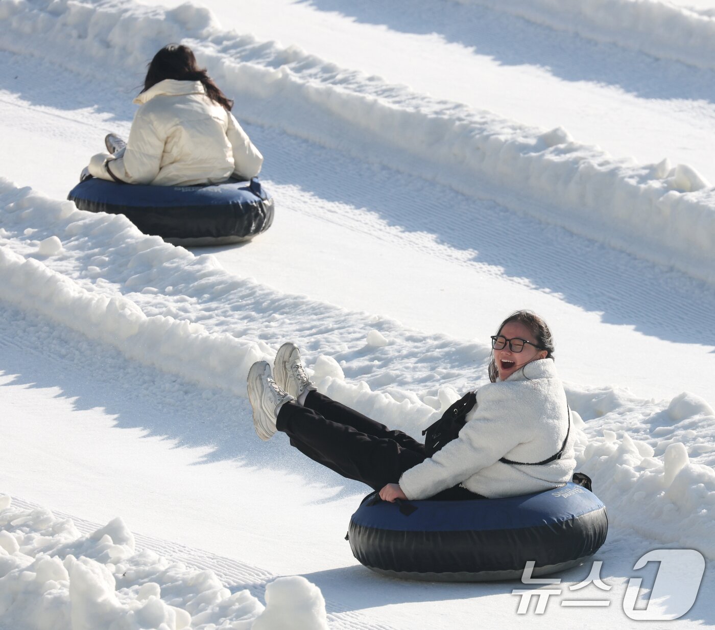 본문 이미지 - 에버랜드 겨울 야외 액티비티 &#39;스노우 버스터&#39;가 개장한 12일 경기 용인시 처인구 에버랜드 눈썰매장 스노우 버스터에서 방문객들이 눈썰매를 타며 즐거운 시간을 보내고 있다. 2025.12.12/뉴스1 ⓒ News1 김영운 기자