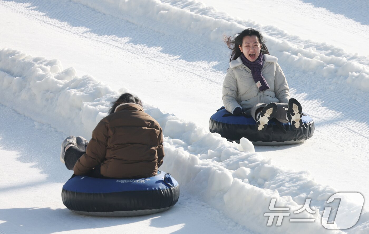 본문 이미지 - 에버랜드 겨울 야외 액티비티 &#39;스노우 버스터&#39;가 개장한 12일 경기 용인시 처인구 에버랜드 눈썰매장 스노우 버스터에서 방문객들이 눈썰매를 타며 즐거운 시간을 보내고 있다. 2025.12.12/뉴스1 ⓒ News1 김영운 기자