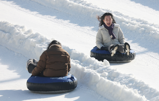함께 즐기는 눈썰매