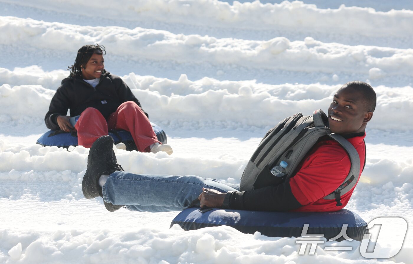 본문 이미지 - 에버랜드 겨울 야외 액티비티 &#39;스노우 버스터&#39;가 개장한 12일 경기 용인시 처인구 에버랜드 눈썰매장 스노우 버스터에서 외국인들이 눈썰매를 타며 즐거운 시간을 보내고 있다. 2025.12.12/뉴스1 ⓒ News1 김영운 기자