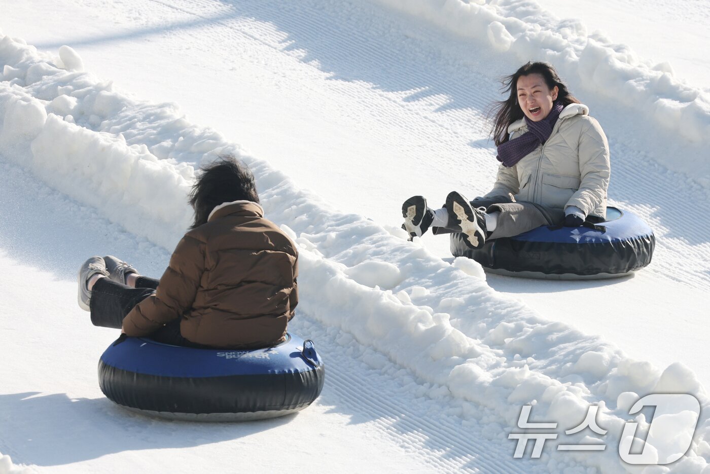 본문 이미지 - 에버랜드 겨울 야외 액티비티 &#39;스노우 버스터&#39;가 개장한 12일 경기 용인시 처인구 에버랜드 눈썰매장 스노우 버스터에서 방문객들이 눈썰매를 타며 즐거운 시간을 보내고 있다. 2025.12.12/뉴스1 ⓒ News1 김영운 기자