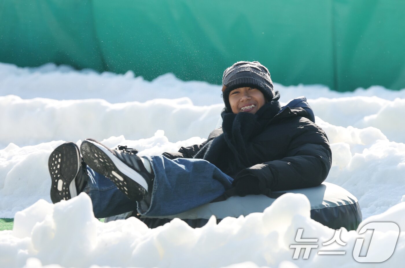 본문 이미지 - 에버랜드 겨울 야외 액티비티 &#39;스노우 버스터&#39;가 개장한 12일 경기 용인시 처인구 에버랜드 눈썰매장 스노우 버스터에서 외국인들이 눈썰매를 타며 즐거운 시간을 보내고 있다. 2025.12.12/뉴스1 ⓒ News1 김영운 기자