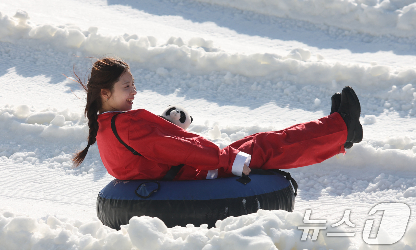 (용인=뉴스1) 김영운 기자 = 에버랜드 겨울 야외 액티비티 '스노우 버스터'가 개장한 12일 경기 용인시 처인구 에버랜드 눈썰매장 스노우 버스터에서 산타 복장을 한 직원들이 눈썰 …