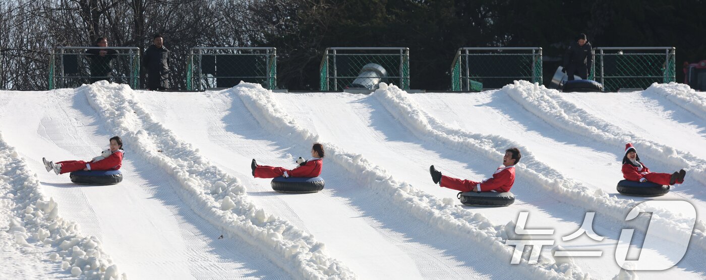 본문 이미지 - 에버랜드 겨울 야외 액티비티 &#39;스노우 버스터&#39;가 개장한 12일 경기 용인시 처인구 에버랜드 눈썰매장 스노우 버스터에서 산타 복장을 한 직원들이 눈썰매를 타고 있다. 2025.12.12/뉴스1 ⓒ News1 김영운 기자