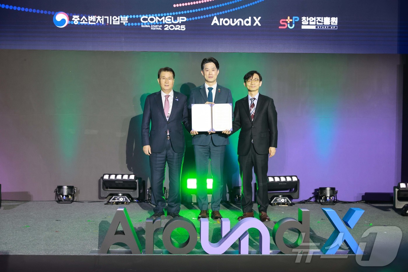 (서울=뉴스1) = 노용석 중소벤처기업부 제1차관이 12일 서울 강남구 코엑스에서 열린 ‘Around X 오픈 이노베이션 세미나’에서 창업진흥원과 메르세데스 벤츠 코리아의 업무협약 …