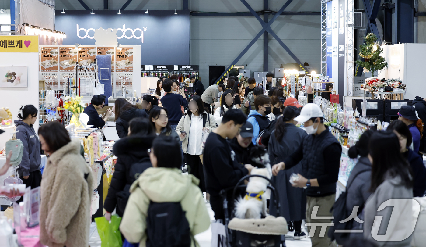 (서울=뉴스1) 박정호 기자 = 12일 서울 강남구 세텍(SETEC)에서 열린 크리스마스 서울펫쇼를 찾은 반려인들이 반려동물 용품을 살펴보고 있다.  2025.12.12/뉴스1