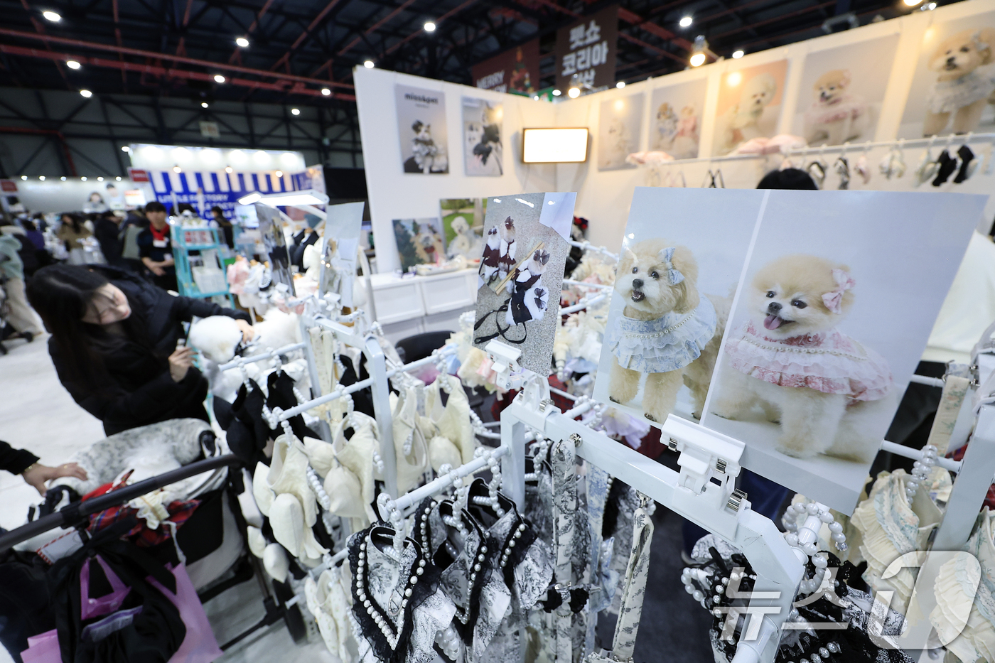 (서울=뉴스1) 박정호 기자 = 12일 서울 강남구 세텍(SETEC)에서 열린 크리스마스 서울펫쇼를 찾은 반려인들이 반려동물 용품을 살펴보고 있다.  2025.12.12/뉴스1