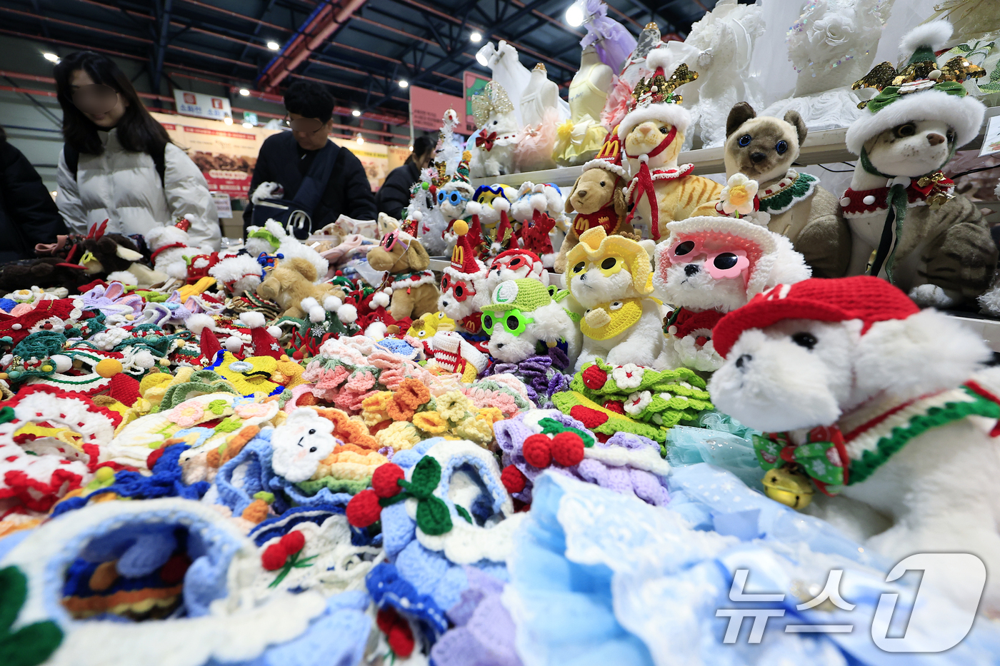 (서울=뉴스1) 박정호 기자 = 12일 서울 강남구 세텍(SETEC)에서 열린 크리스마스 서울펫쇼를 찾은 반려인들이 반려동물 용품을 살펴보고 있다.  2025.12.12/뉴스1