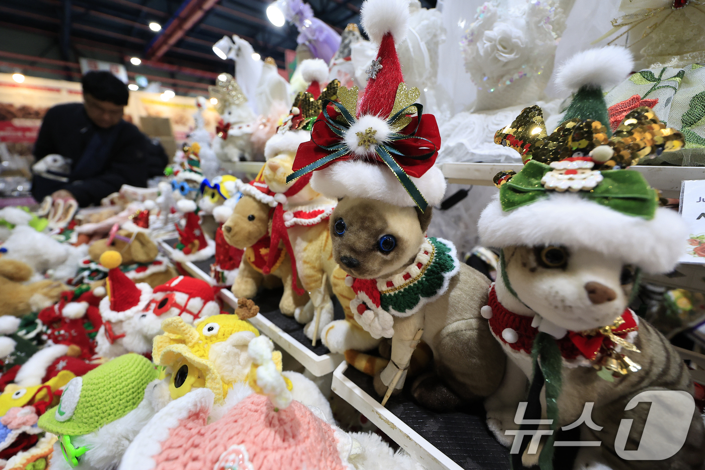 (서울=뉴스1) 박정호 기자 = 12일 서울 강남구 세텍(SETEC)에서 열린 크리스마스 서울펫쇼를 찾은 반려인들이 반려동물 용품을 살펴보고 있다.  2025.12.12/뉴스1