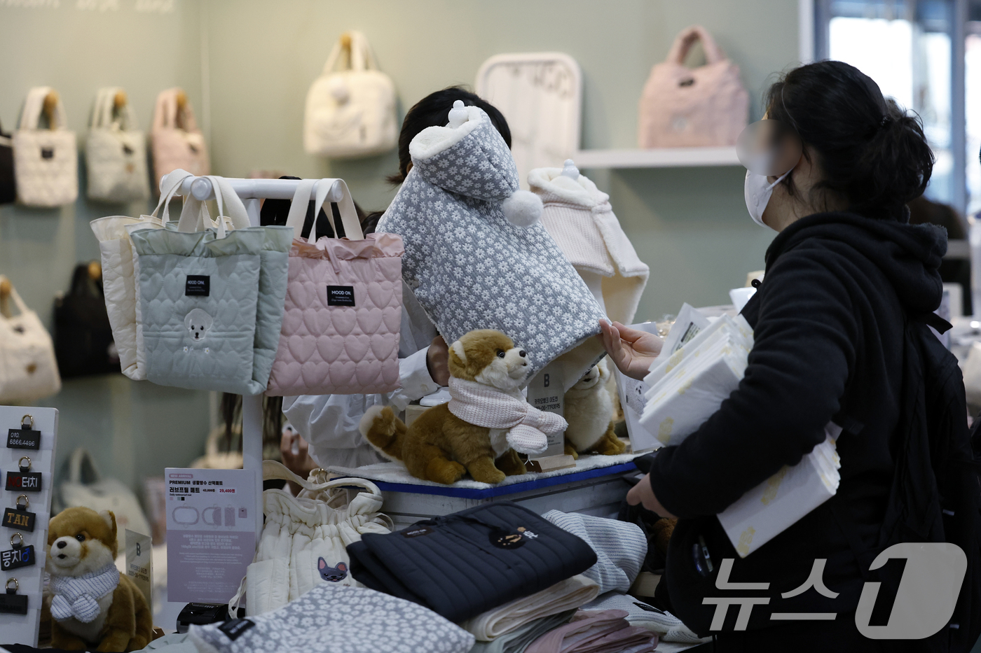 (서울=뉴스1) 박정호 기자 = 12일 서울 강남구 세텍(SETEC)에서 열린 크리스마스 서울펫쇼를 찾은 반려인들이 반려동물 용품을 살펴보고 있다.  2025.12.12/뉴스1