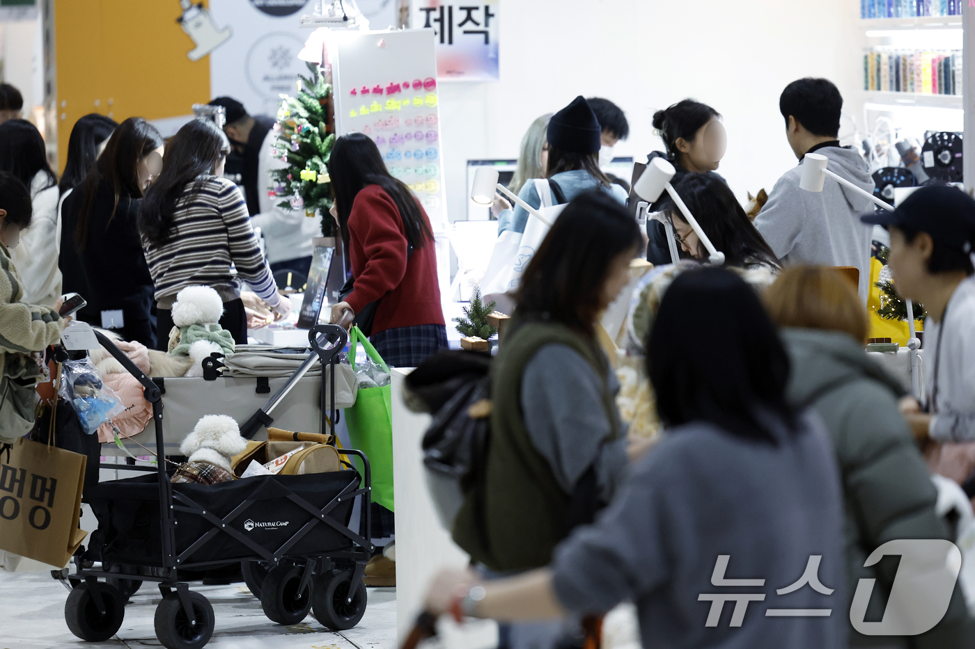 (서울=뉴스1) 박정호 기자 = 12일 서울 강남구 세텍(SETEC)에서 열린 크리스마스 서울펫쇼를 찾은 반려인들이 반려동물 용품을 살펴보고 있다.  2025.12.12/뉴스1