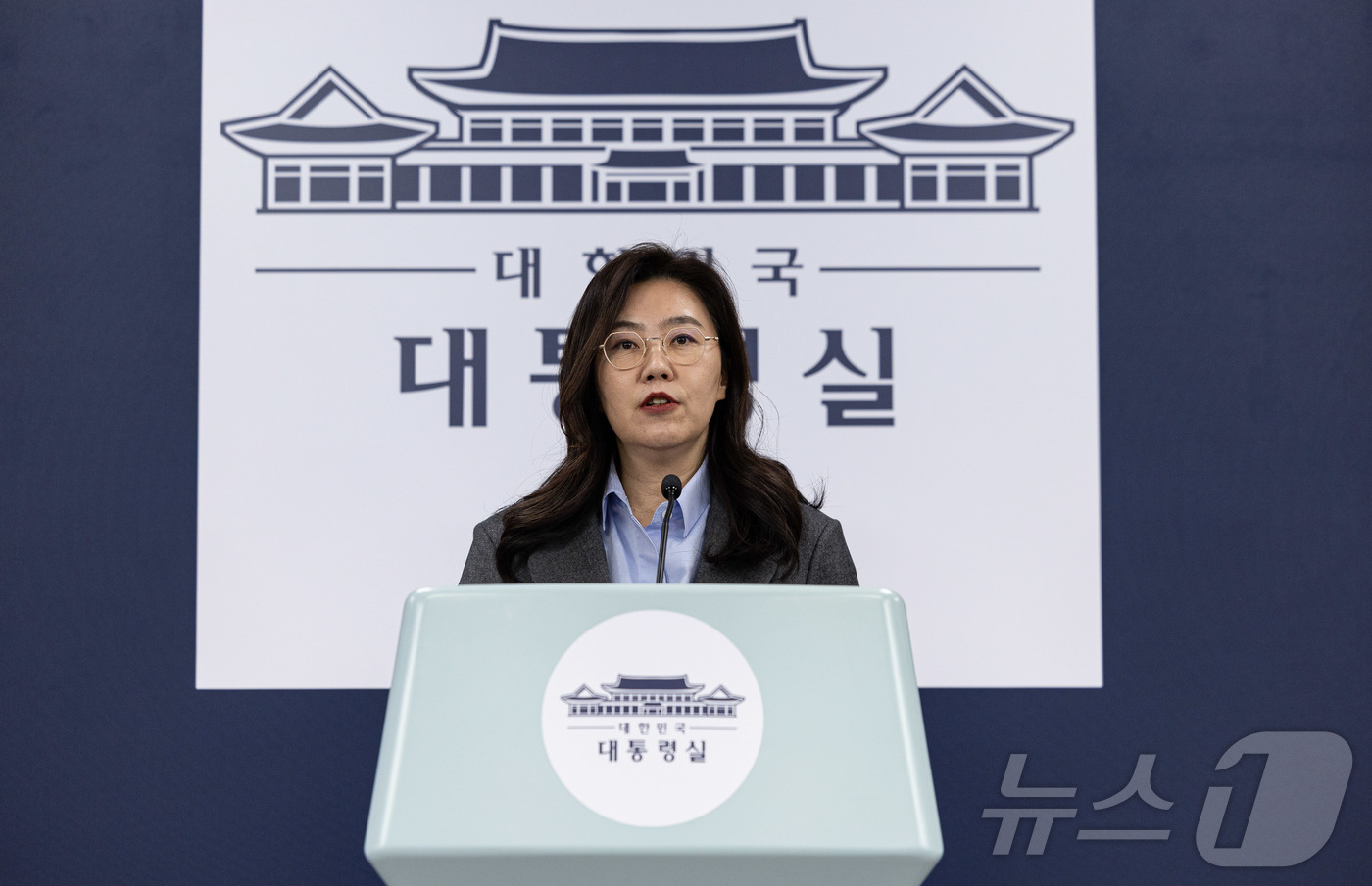 (서울=뉴스1) 이재명 기자 = 강유정 대통령실 대변인이 12일 서울 용산 대통령실 청사에서 캄보디아 스캠 범죄 대응 성과 관련 브리핑을 하고 있다. 2025.12.12/뉴스1