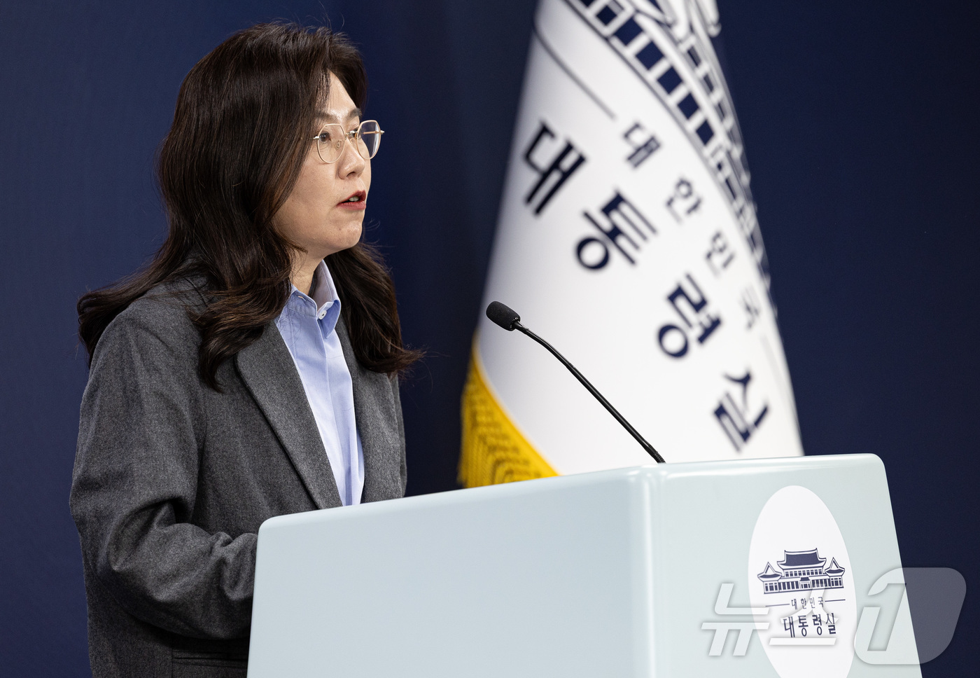 (서울=뉴스1) 이재명 기자 = 강유정 대통령실 대변인이 12일 서울 용산 대통령실 청사에서 캄보디아 스캠 범죄 대응 성과 관련 브리핑을 하고 있다. 2025.12.12/뉴스1
