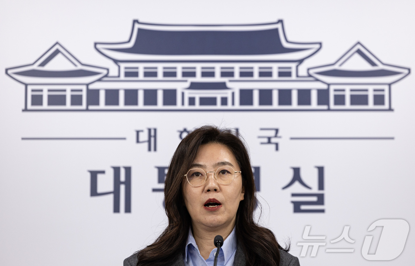 (서울=뉴스1) 이재명 기자 = 강유정 대통령실 대변인이 12일 서울 용산 대통령실 청사에서 캄보디아 스캠 범죄 대응 성과 관련 브리핑을 하고 있다. 2025.12.12/뉴스1