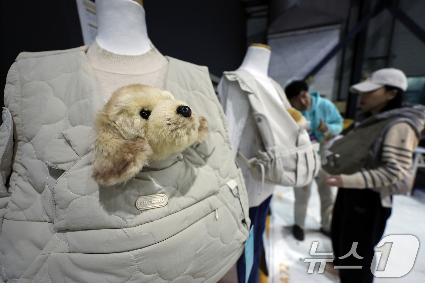 (서울=뉴스1) 박정호 기자 = 12일 서울 강남구 세텍(SETEC)에서 열린 크리스마스 서울펫쇼를 찾은 반려인들이 반려동물 용품을 살펴보고 있다.  2025.12.12/뉴스1