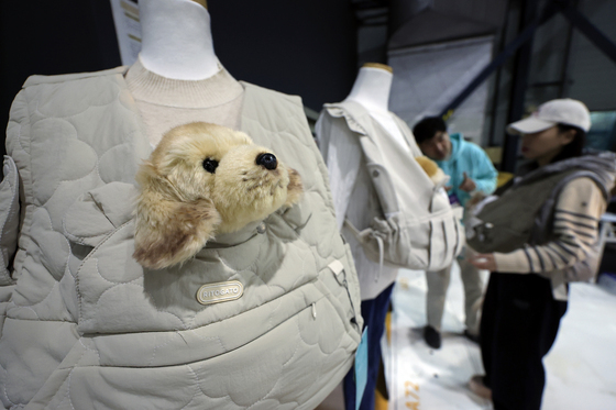 '강아지 포대기도 있어요'