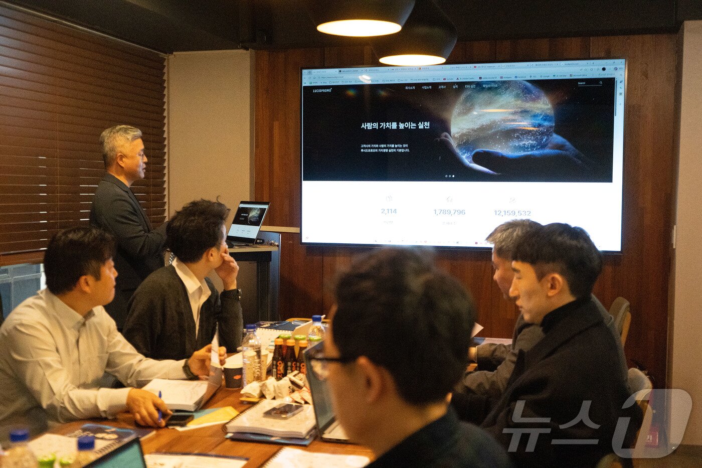 본문 이미지 - 김병수 루시드프로모 대표가 서울 서초구 본사에서 회사소개를 하고 있다. &#40;메인비즈협회 제공&#41;