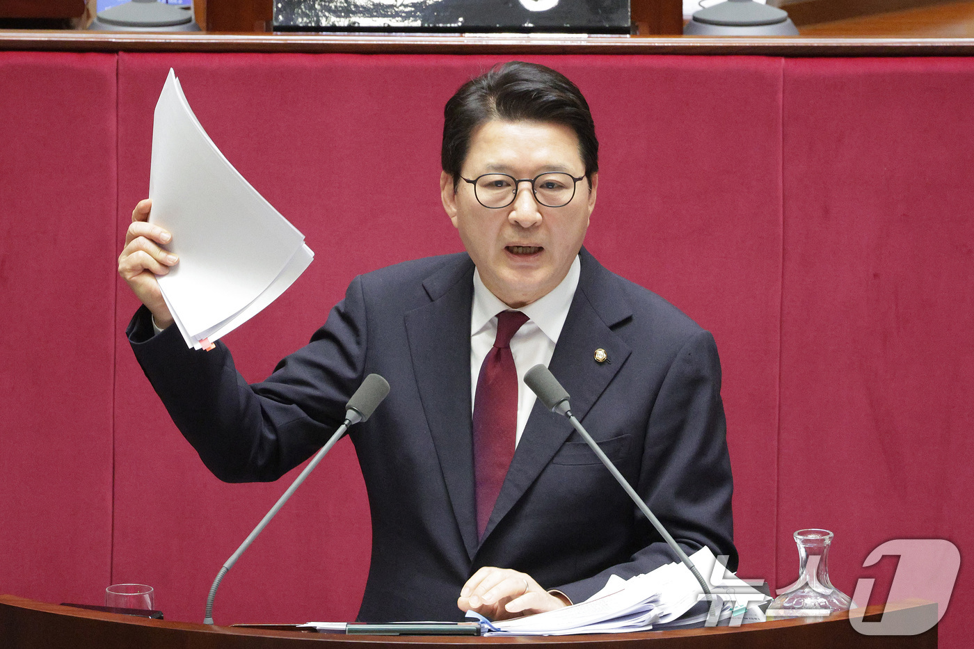 (서울=뉴스1) 신웅수 기자 = 신동욱 국민의힘 의원이 12일 서울 여의도 국회에서 열린 제430회국회(임시회) 제1차 본회의에서 형사소송법 일부개정법률안(대안)에 대한 무제한 토 …