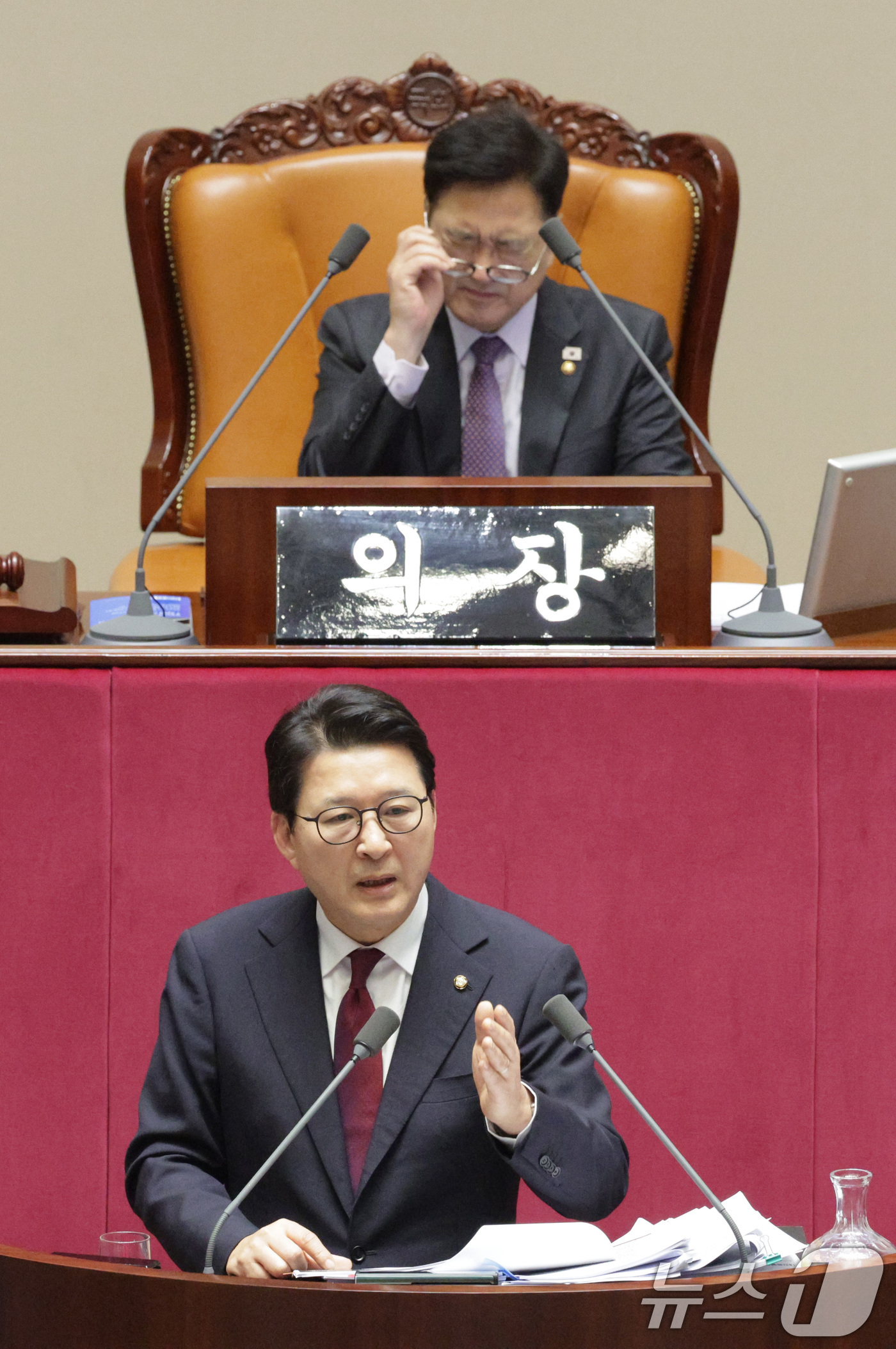 (서울=뉴스1) 신웅수 기자 = 신동욱 국민의힘 의원이 12일 서울 여의도 국회에서 열린 제430회국회(임시회) 제1차 본회의에서 형사소송법 일부개정법률안(대안)에 대한 무제한 토 …