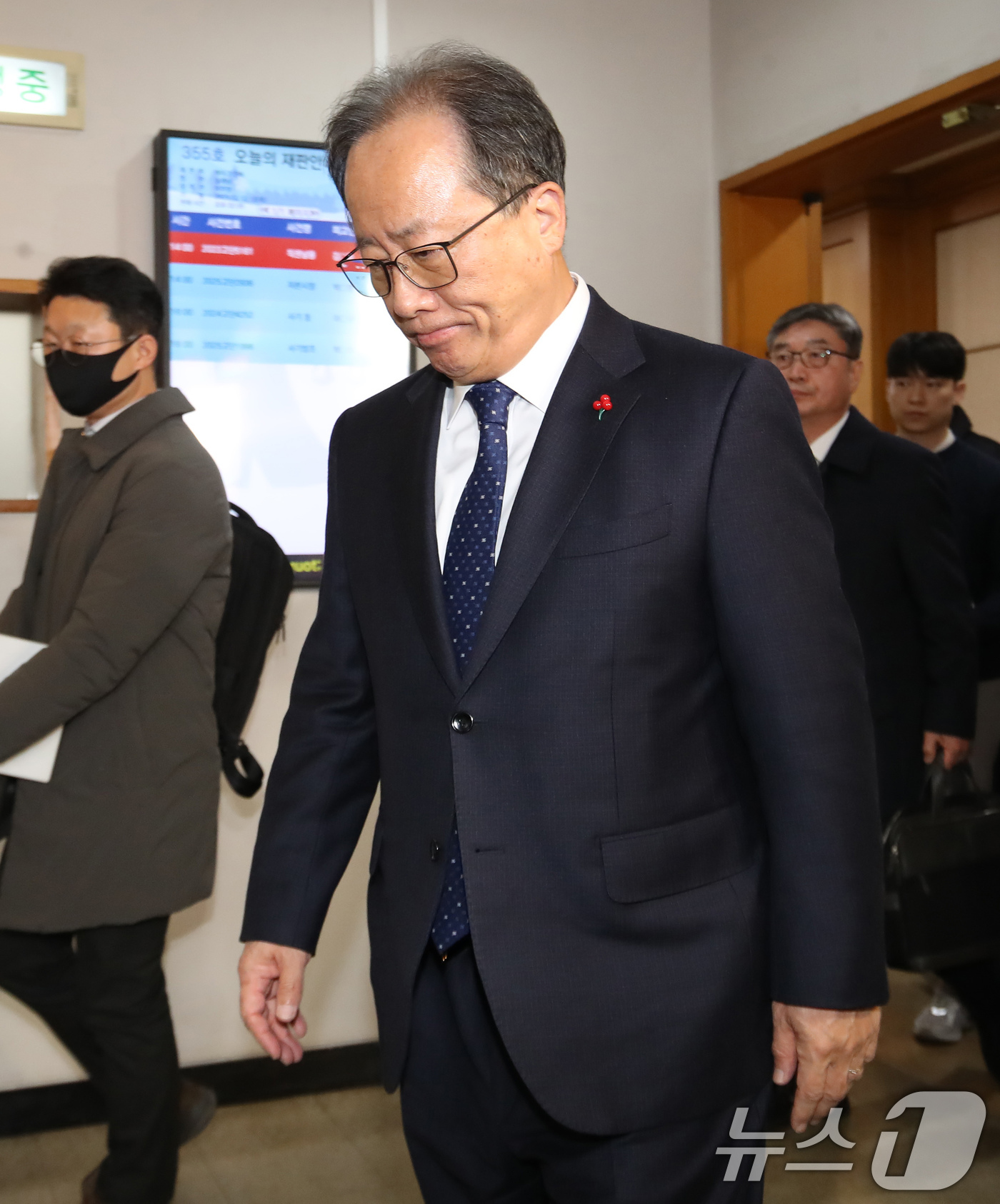 (부산=뉴스1) 윤일지 기자 = 전교조 통일학교 해직 교사들을 특별 채용하도록 지시한 혐의로 기소된 김석준 부산시교육감이 12일 오후 부산 연제구 부산지방법원에서 열린 1심 선고 …