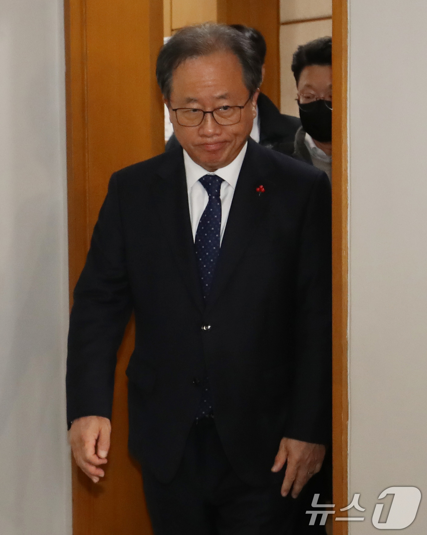 (부산=뉴스1) 윤일지 기자 = 전교조 통일학교 해직 교사들을 특별 채용하도록 지시한 혐의로 기소된 김석준 부산시교육감이 12일 오후 부산 연제구 부산지방법원에서 열린 1심 선고 …